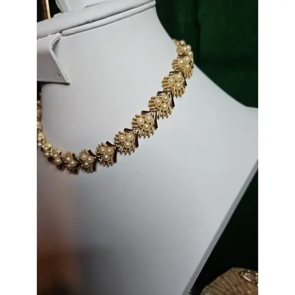 VINTAGE CROWN TRIFARI SIGNED FAUX PEARL BRUSHED AND GOLD TONE NECKLACE - Picture 5 of 13
